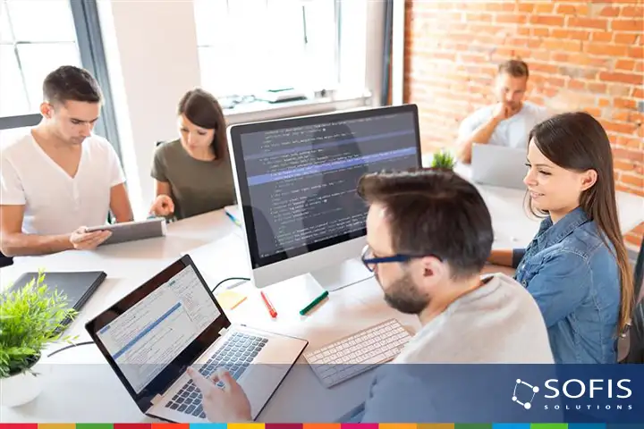 Personas trabajando en computadoras